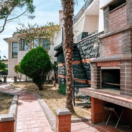 Bosphorus View House With Garden 5 Min To Coast Istanbul